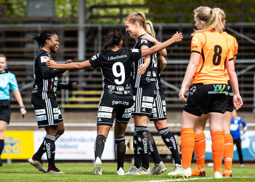 Piteås Nina Jakobsson jublar med lagkamrater