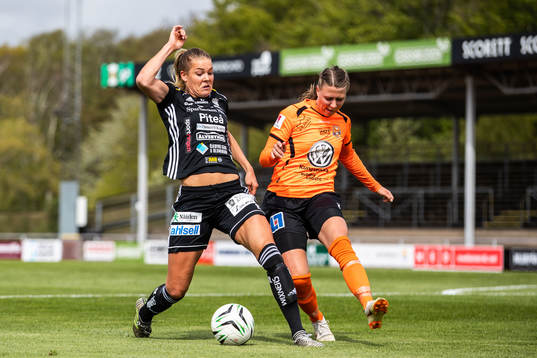 Kungsbackas Emilia Hjertberg och Piteås Nina Jakobsson