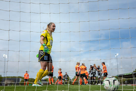 Kungsbackas målvakt Moa Öhman deppar