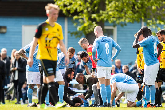 En spelare i Råå ligger ner