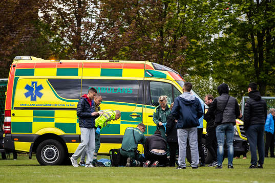 En ambulans anländer