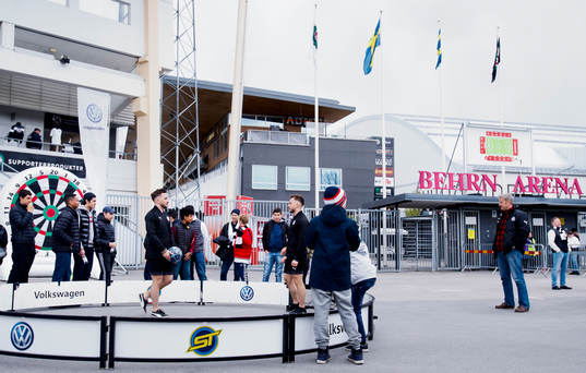 Fotbollsuppvisning framför Behrn Arenas entré