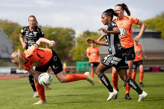 Piteås Madelen Janogy mot Kungsbackas Hanna Spets