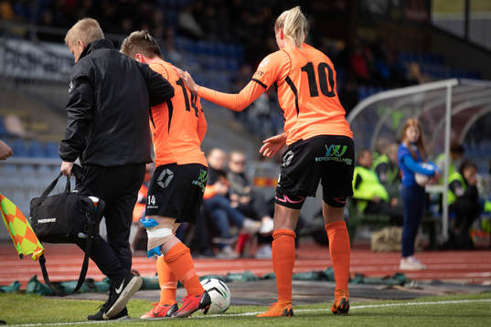 Kungsbackas Andrea Herczeg får hjälp av planen