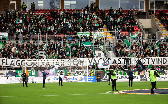 Hammarbys supportrar med en banderoll mot flaggförbudet