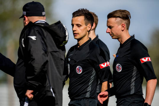 Steffen Landro, head coach of Nest-Sotra, talks to referee