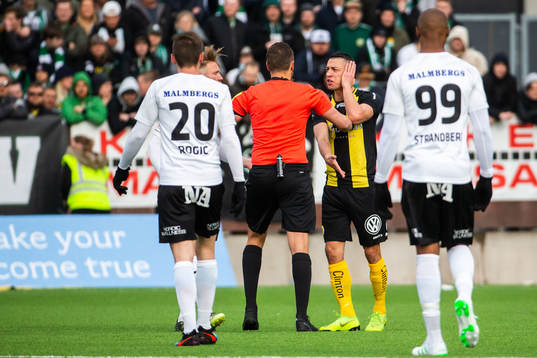Hammarbys Nikola Djurdjic i diskussion med domaren