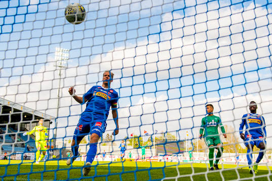 Lars Grorud of Sandefjord sees Nest-Sotra scoring the 1-1