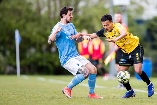 Råås Mitch Ewertzh och Gnosjös Manuel Lopez