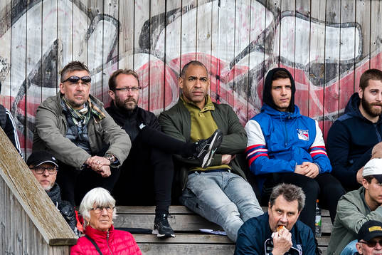 Råås tränare Solo Hammar på läktaren