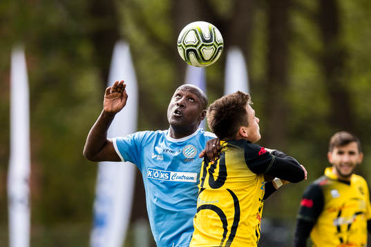 Råås Olivier Karekezi i nickduell med Gnosjös Ray DeLeon