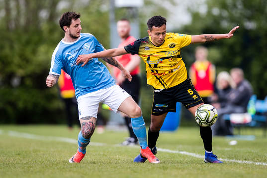 Råås Mitch Ewertzh och Gnosjös Manuel Lopez