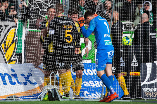 Örebros målvakt Oscar Jansson deppar