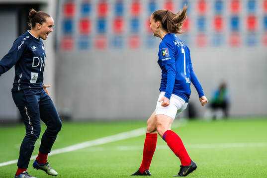 Jenna Dear of Vålerenga celebrates