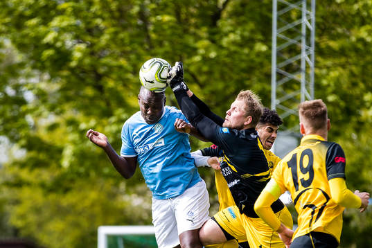 Råås Olivier Karekezi och Gnosjös målvakt Andreas