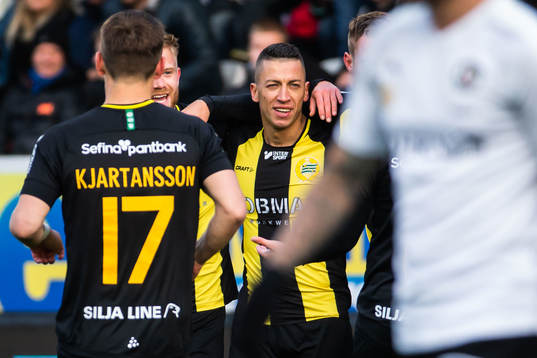 Hammarbys Nikola Djurdjic jublar med lagkamrater