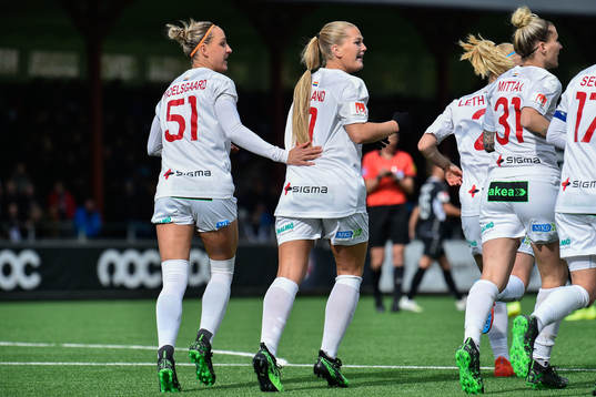 Rosengårds Lisa-Marie Utland jublar med Sanne Troelsgaard