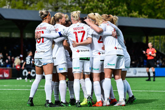 Rosengårds Lisa-Marie Utland jublar med lagkamrater