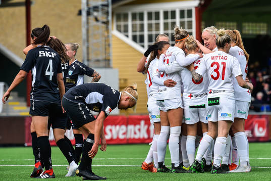 Rosengårds Hanna Bennison jublar med lagkamrater