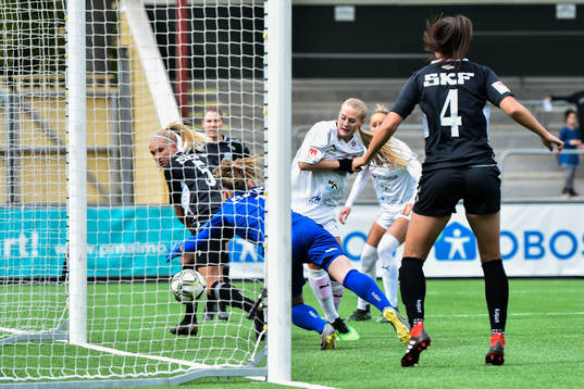 Rosengårds Lisa-Marie Utland gör 1-0 bakom Göteborgs