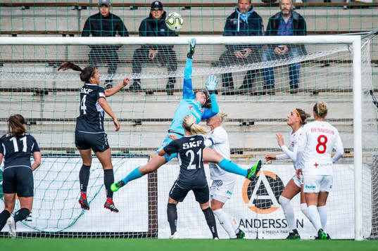 Rosengårds målvakt Zecira Musovic på väg att släppa in