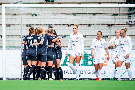 Göteborgs Rebecka Blomqvist jublar med lagkamraterna