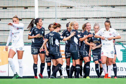 Göteborgs Rebecka Blomqvist jublar med lagkamraterna