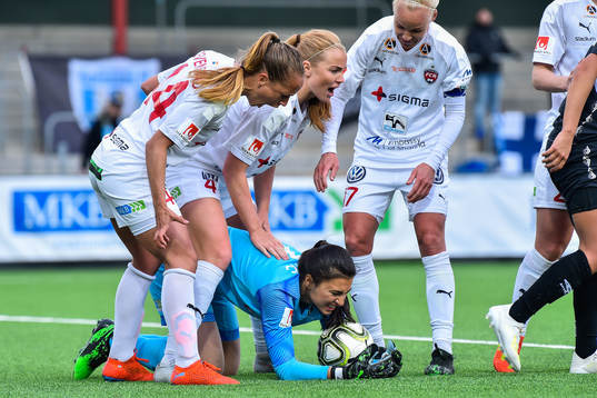 Rosengårds spelare jublar med målvakt Zecira Musovic