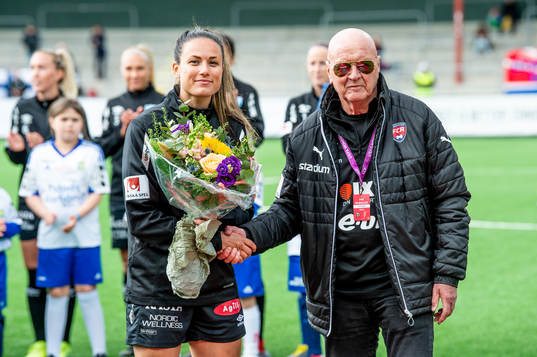 Göteborgs Beata Kollmats tar emot blommor från