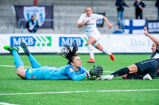 Rosengårds målvakt Zecira Musovic räddar en straff