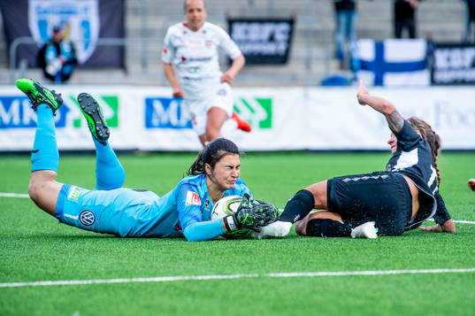Rosengårds målvakt Zecira Musovic räddar en straff