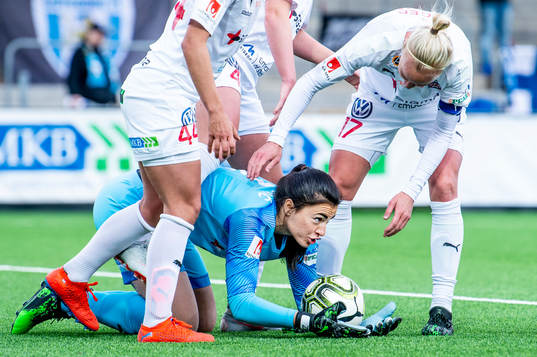 Rosengårds spelare jublar åt målvakt Zecira Musovic som