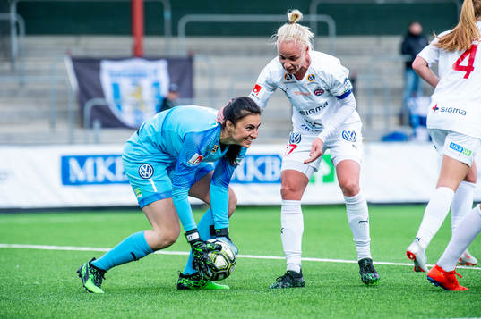 Rosengårds Caroline Seger jublar åt målvakt Zecira