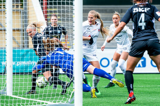 Rosengårds Lisa-Marie Utland gör 1-0 på Göteborgs