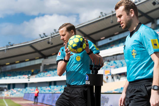 Domare Johan Krantz plockar med sig matchbollen