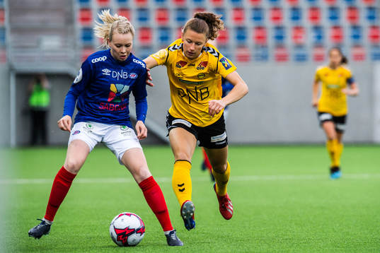 Tina Dalgård of Vålerenga and Synne Hansen of LSK Kvinner