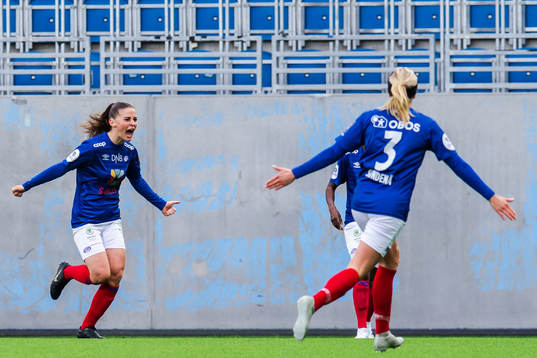Jenna Dear of Vålerenga celebrates