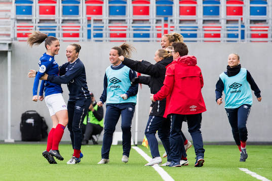 Jenna Dear of Vålerenga celebrates with her teammates and