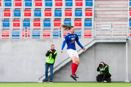 Jenna Dear of Vålerenga celebrates