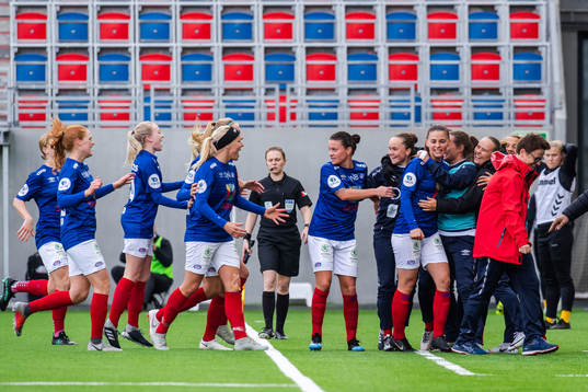 Jenna Dear of Vålerenga celebrates with teammates