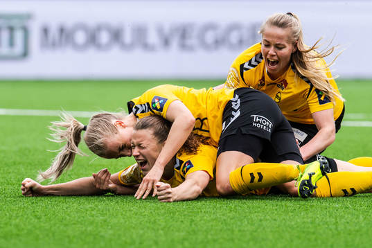 Synne Hansen of LSK Kvinner  celebrates with teammates