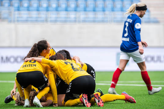 Synne Hansen of LSK Kvinner celebrates with teammates