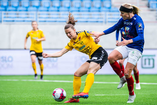 Synne Skinnes Hansen of LSK Kvinner scores 1-2