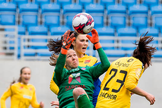 Goalkeeper Tinja Korpela of Vålerenga and Ingrid Syrstad