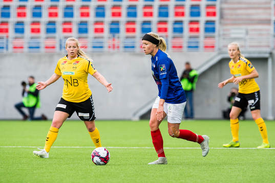 Therese Åsland of LSK Kvinner and Ingrid Katrine Søndenå