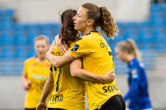 Synne Skinnes Hansen celebrates with teammates