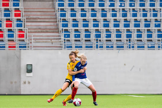 Synne Skinnes Hansen of LSK Kvinner and Tina Dalgård of