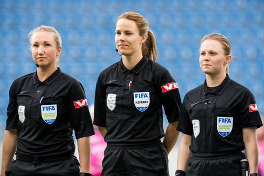 Emilie Rodahl Dokset, referee, with her assistants