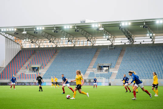 Therese Åsland of LSK Kvinner and Ingrid Katrine Søndenå