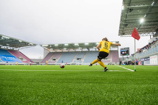 Emilie Haavi of LSK Kvinner with a corner kick